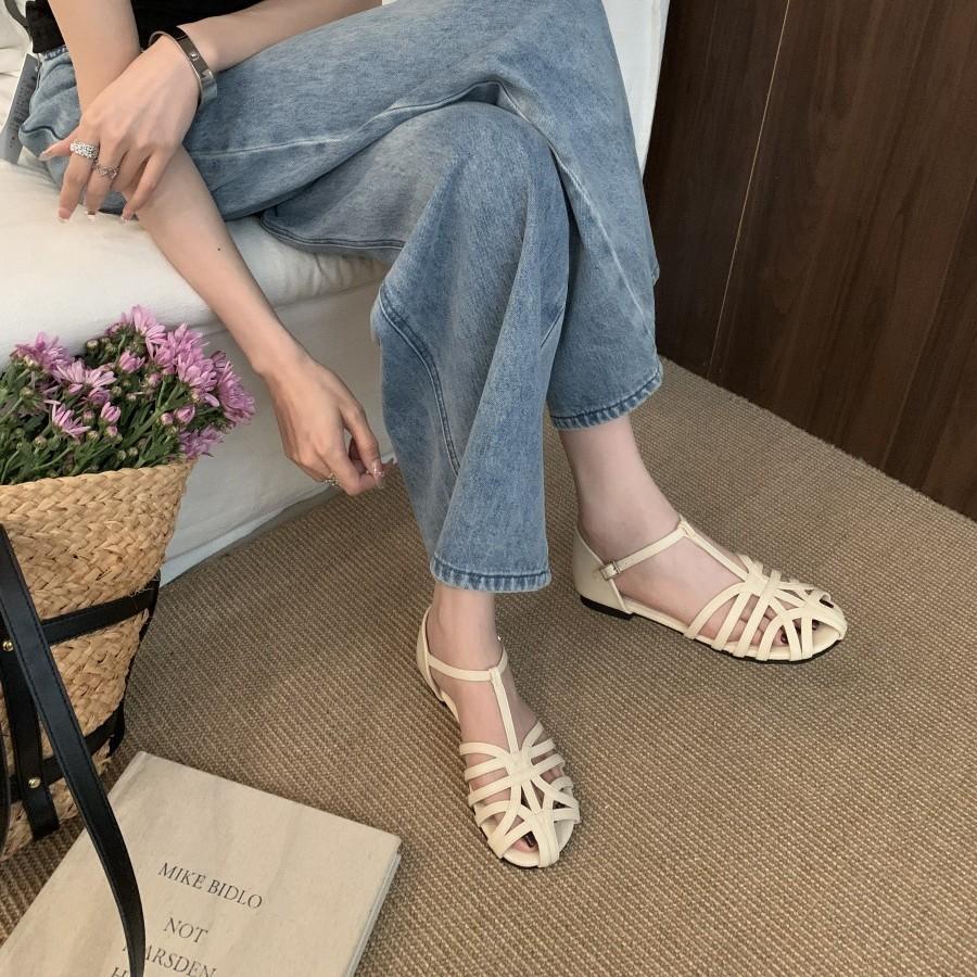 French flat-bottomed bag head sandals women's 2025 summer new Korean version casual one-word buckle Roman sandals