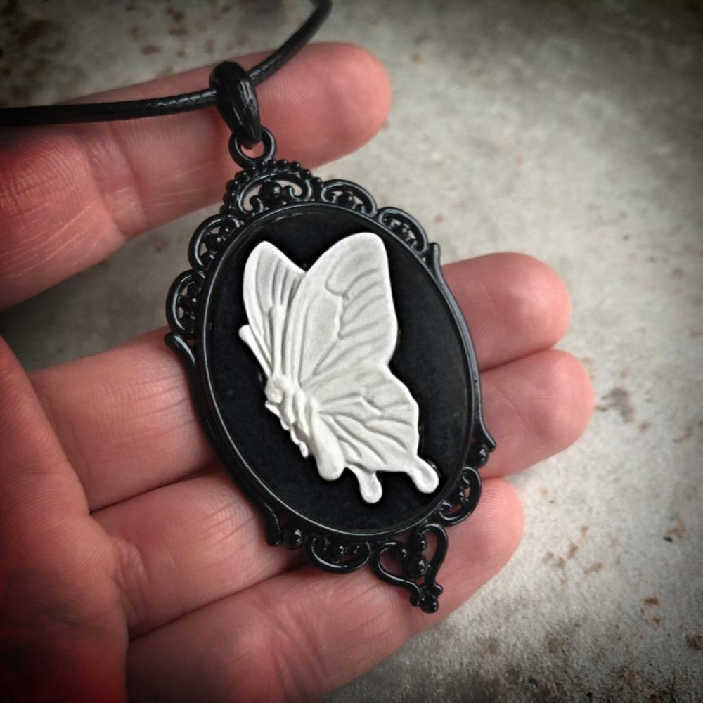 Viktorianisch Schwarz Geometrisch Oval Spitze Weiß Rose Totenkopf Meerjungfrau Schmetterling Cameo Anhänger Halskette für Damen Halloween Schmuck