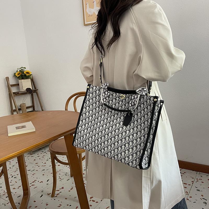 

2025 autumn and winter new fashion trend large capacity tote bag shoulder bag versatile retro exquisite 34*12*29 чёрный