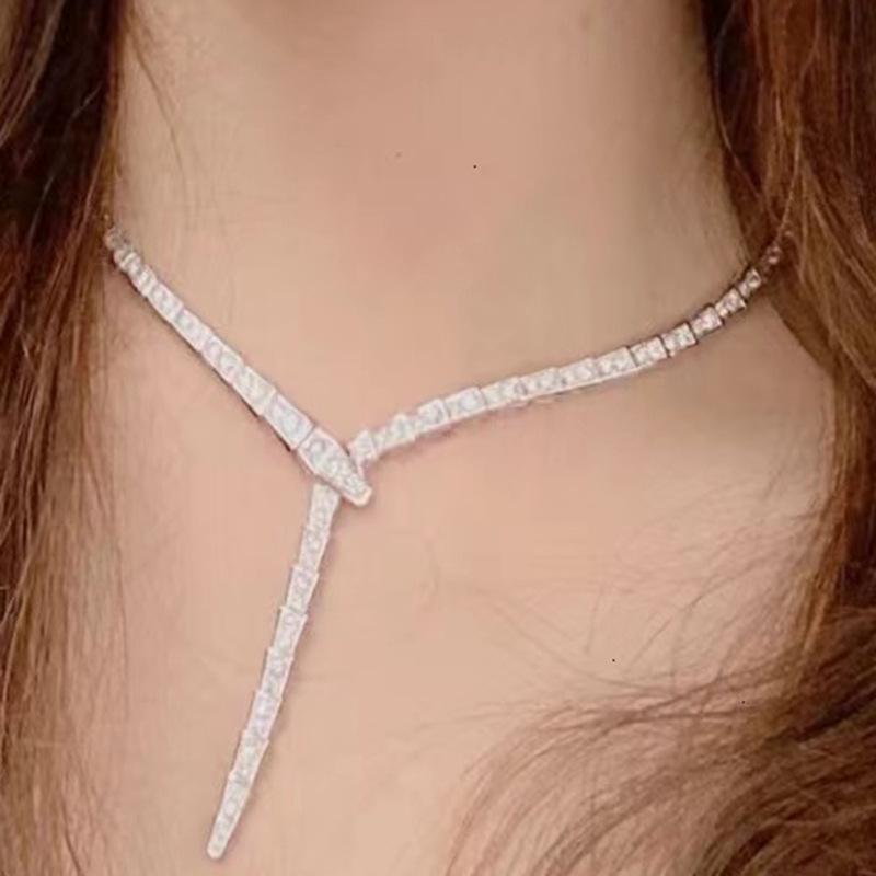 Hui Zhi Yi S925 Silver Diamond Snake Necklace - High-End Fashion Statement