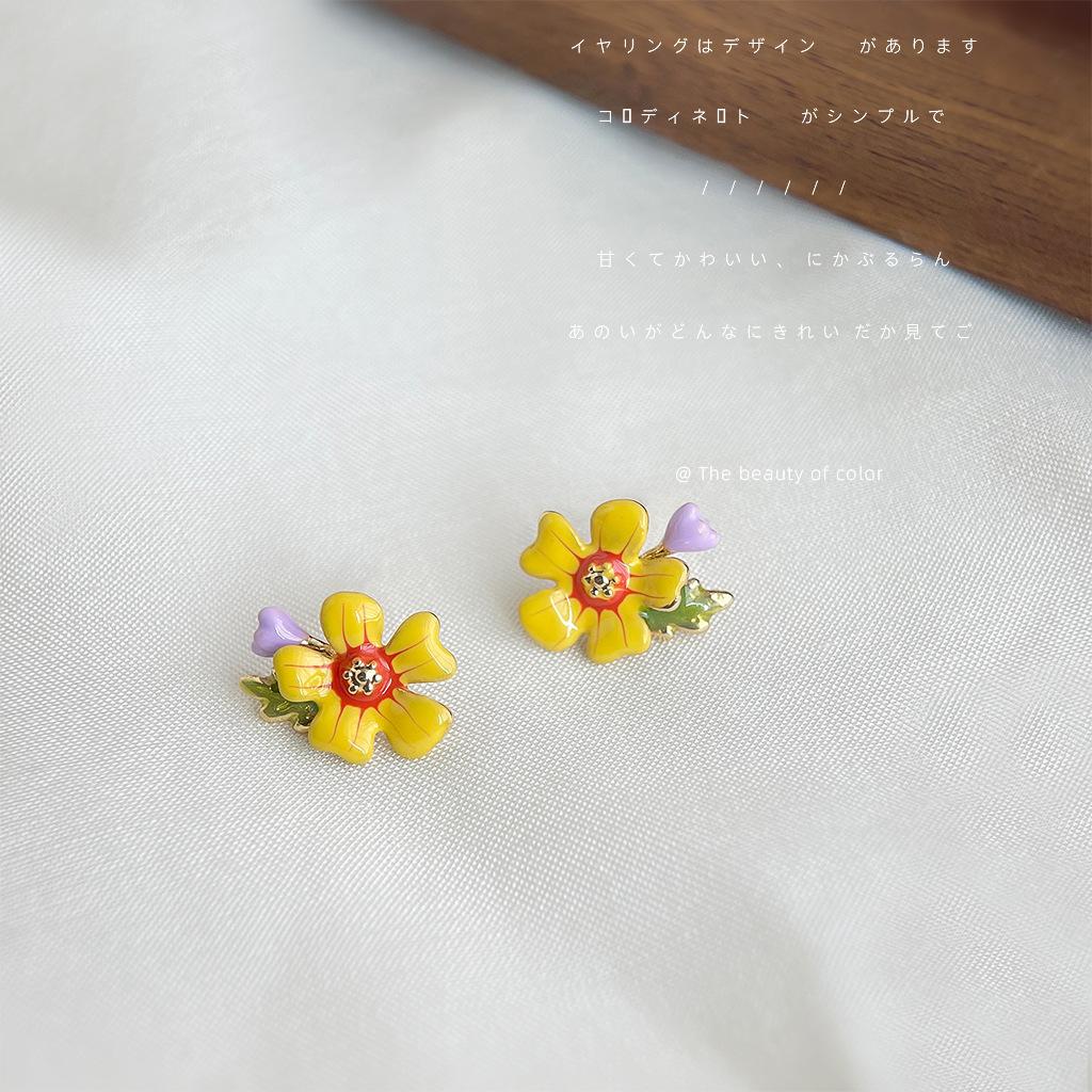 

Oil painting enamel drip glaze flower stud earrings French sweet literary pastoral contrast color design spring and summer ear jewelry
