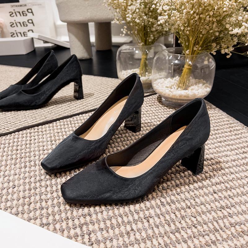 

Black high heels temperament thick heels not tired feet professional work shoes women s 2025 new spring and autumn women s shoes French single shoes 34 чёрный