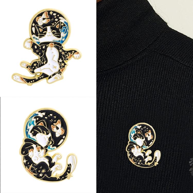 Tecknade katter i rymddräkt Brosch Legering Stjärnbilder Kragstift Smycke Gåva till Vän Familj Samlare