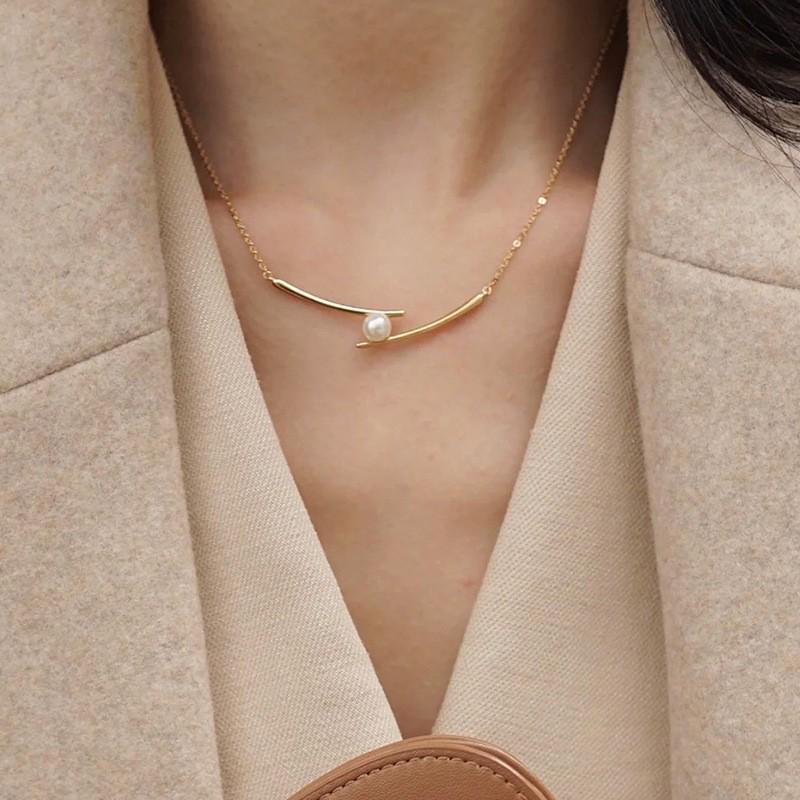 Elegant S925 Sterling Silver Water Drop Necklace - Women's Luxury Niche Design Choker with a Simple, Trendy Style.