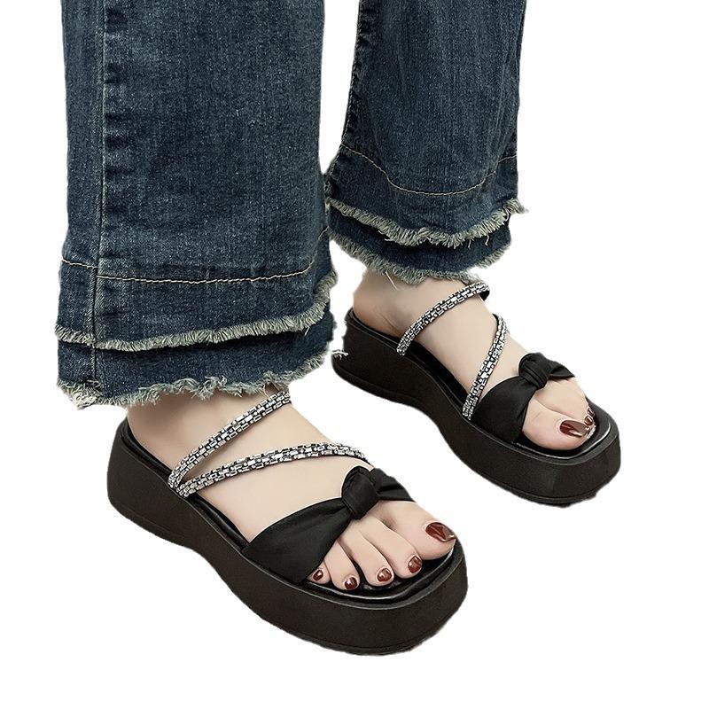 Schöne Hausschuhe Damen Sommerbekleidung Mode und High-End-Sinn neues Temperament Strass dicksohlige Strand coole Hausschuhe