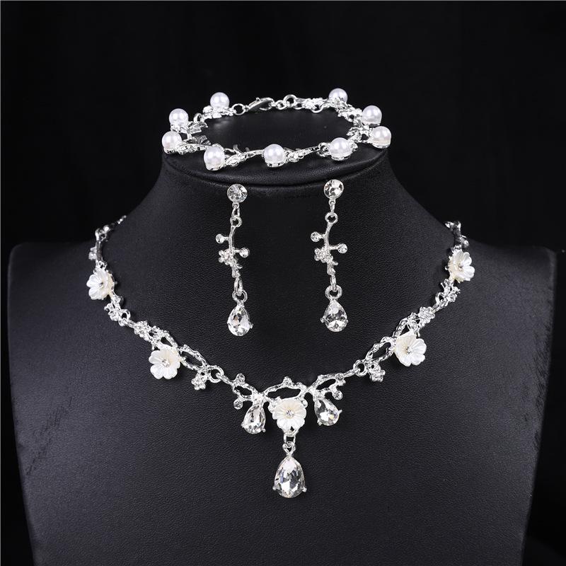 European & American Luxury French Retro Rhinestone Pearl Jewelry Set: Earrings, Necklace & Bracelet for Brides