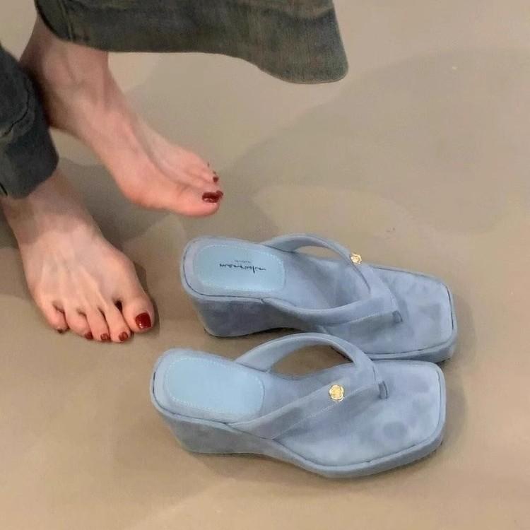 Soft leather version~ Small person increases height, thick-soled flip-flops, women wear wedge heels, cool slippers, French high-heeled sandals.