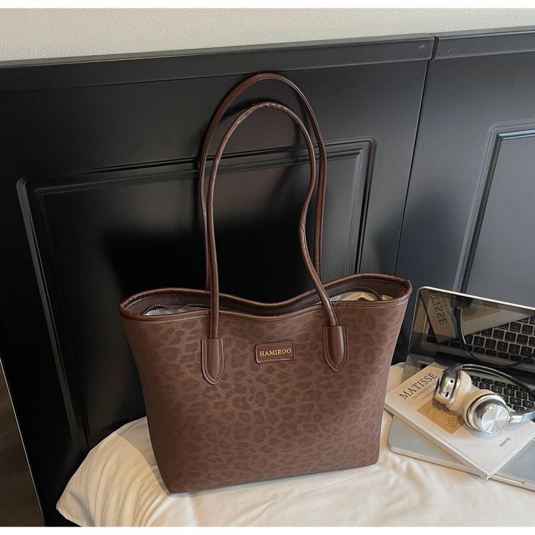 

Autumn and winter large-capacity bag 2025 new commuter retro women s shoulder bag college student class bag tote bag