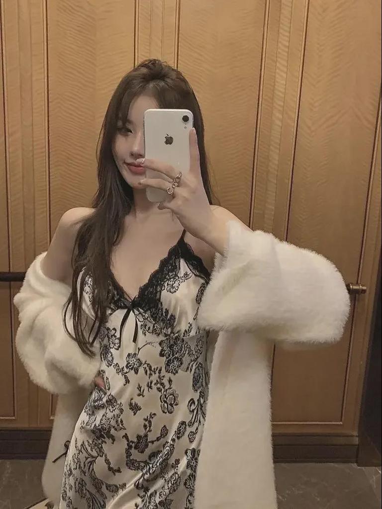 2024 Sexy Nachthemd mit Seiden-Spitzenprint: Eleganter Hosenträger-Pyjama für Damen