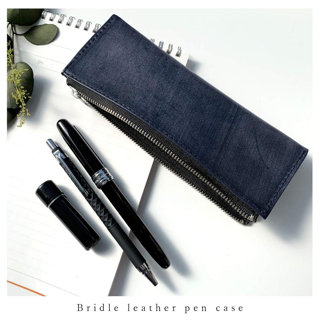 Schlankes, kompaktes und einfaches Federmäppchen aus gegerbtem Zaumleder mit YKK-Reißverschlüssen. Weinrot.