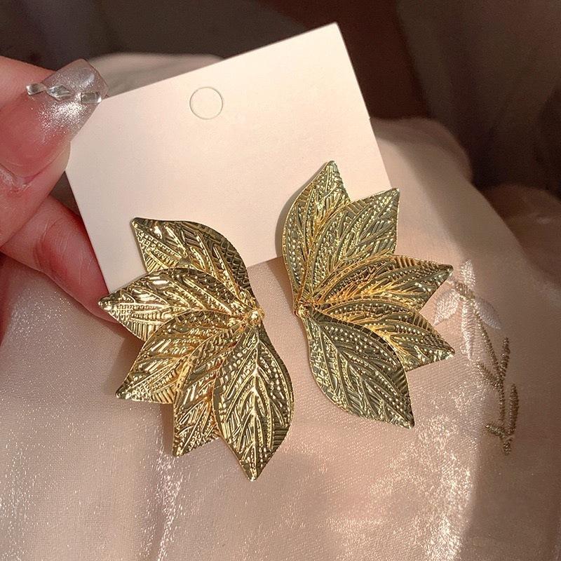 

2026 New Gold Color Leaf Dangle Earrings for Women Uneven Plant Element Exaggerated European Big Leaf Drop Earrings brincos