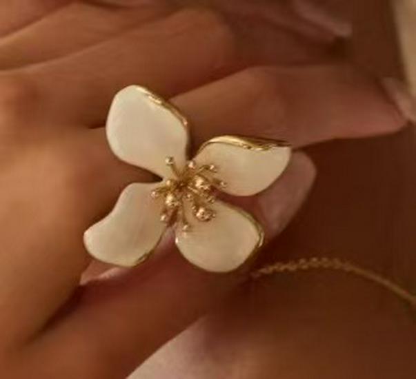 

Итальянский ретро набор украшений: Белое ожерелье и серьги в виде четырехлистного цветка