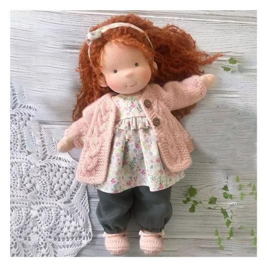 Păpușă Waldorf de 12 inchi, realizată manual, în rochie florală, cu pulover tricotat și eșarfă, cutie cadou pentru fete