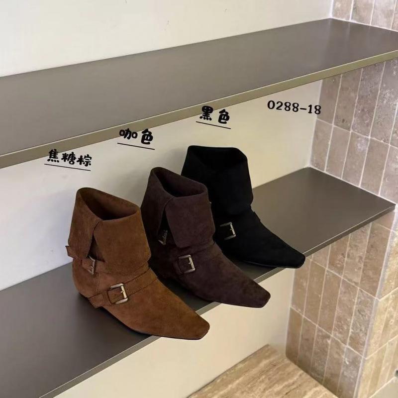 Inner Height Increase of 4cm~ Korean Version Retro Suede Square Head Short Boots for Women, New Buckles for Autumn and Winter, Two Short Boots Fo