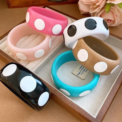 Pulsera de Ratán Blanca Leche con Puntos — Pulsera Ancha, Redonda, de Alta Gama para Mujeres con un Sentido de Diseño a la Moda.