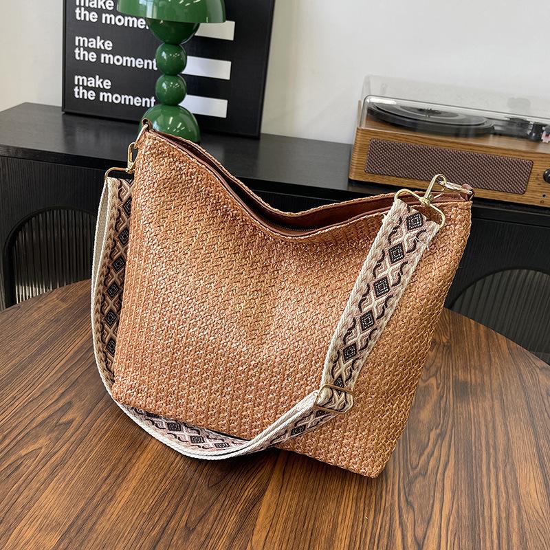 New woven hand-woven straw bag New trendy fashion shoulder bag Large capacity leisure vacation bucket bag