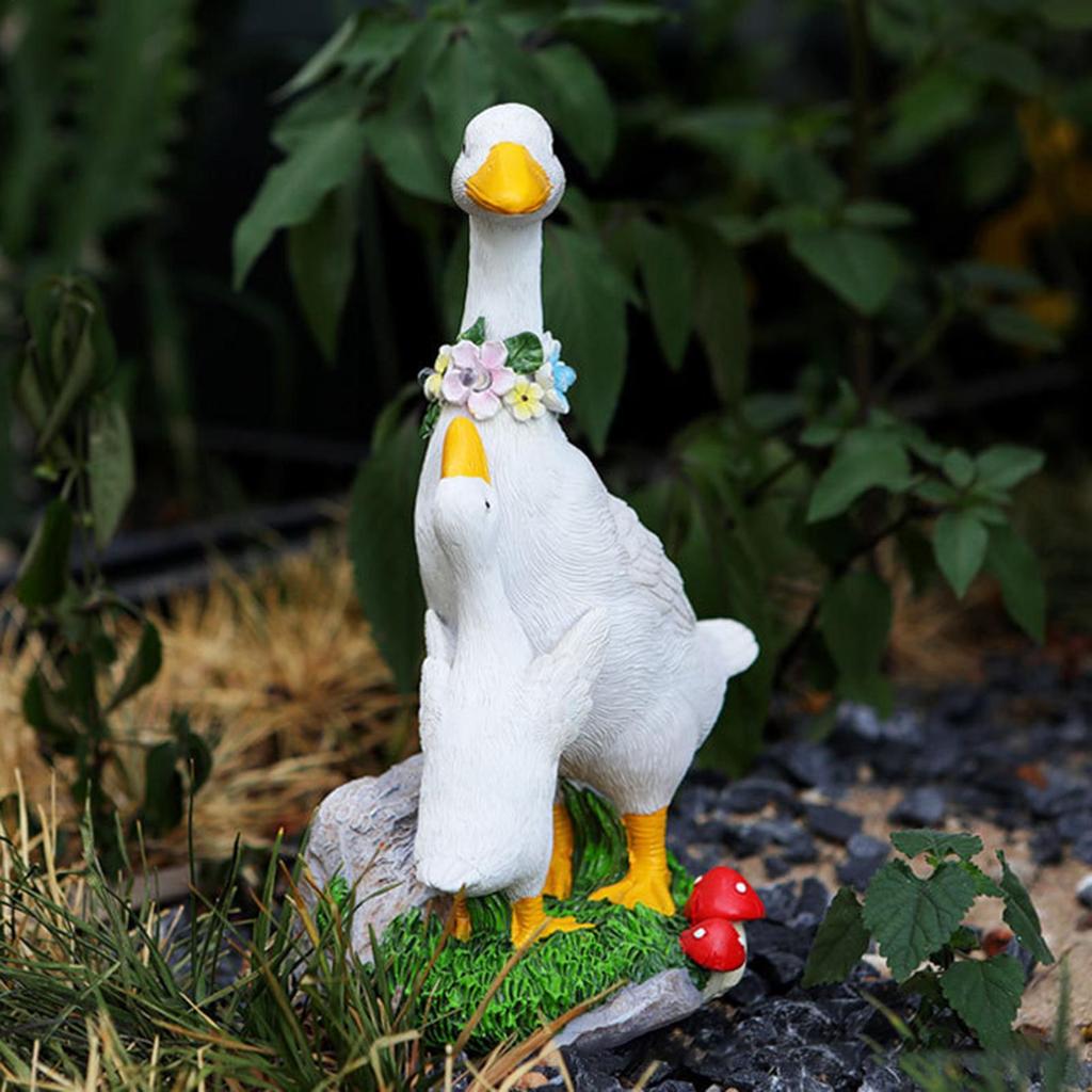 Goose Statue Outdoor Solar-Powered Resin Outdoor Figurine Patio Animal Sculpture for Homeowners Gardeners Collectors Lawn Patio