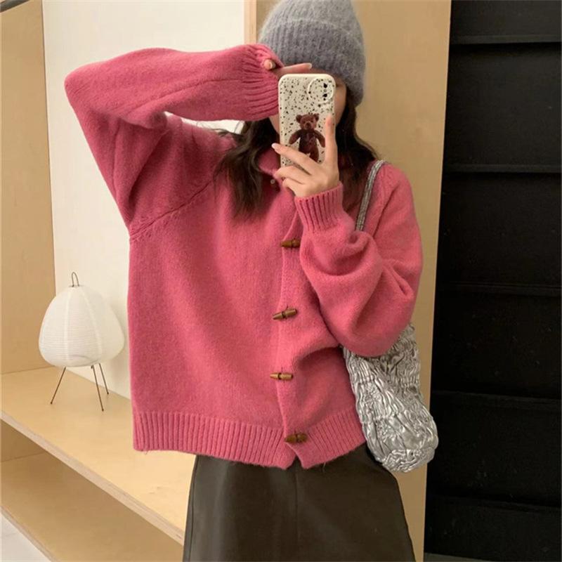 

Корейский ленивый ветер худи кардиган на роговых пуговицах женский новый дизайн мягкий восковой вязаный осенний плащ топ One size