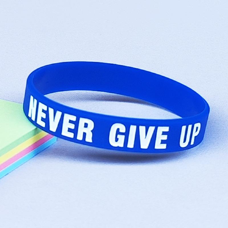 Modisches motivierendes Silikon-Armband 'Never Give Up' mit farbigem Schriftzug, inspirierendes Armband, elastisches Sport-Gummiarmband, Geschenke