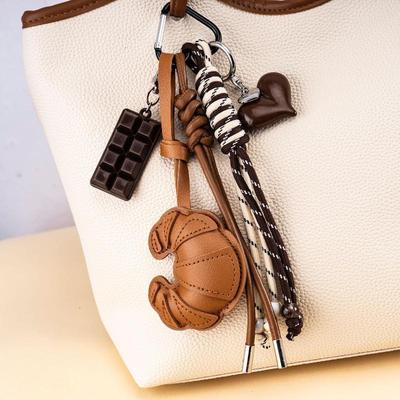 Zoete Croissant Sleutelhanger Draagbare PU Leer Bedel Hanger met Zacht Gevlochten Koord voor Sportschooltas Decoratie Vakantiecadeau voor Families