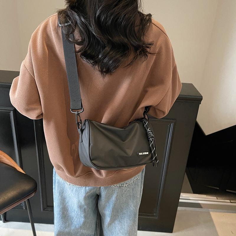 Casual niche design pillow bag 2025 spring personalized new fashion messenger bag simple shoulder armpit bag