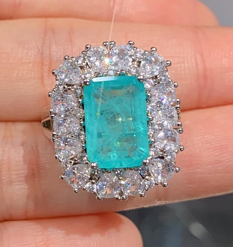 

Женское колье с инкрустацией имитацией параибы, основной камень 8 * 12 прямоугольный, прямоугольная подвеска-кольцо