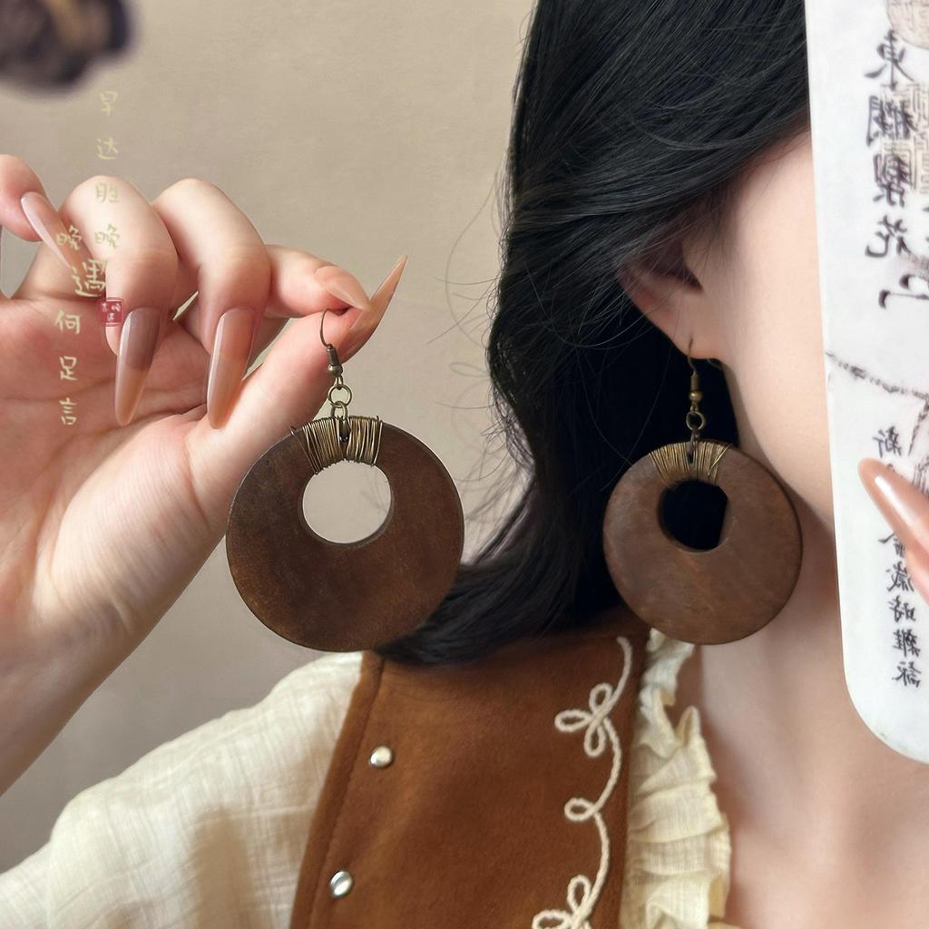 New Chinese wood hollow round pendant earrings fashionable retro simple ear hook niche high-end earrings