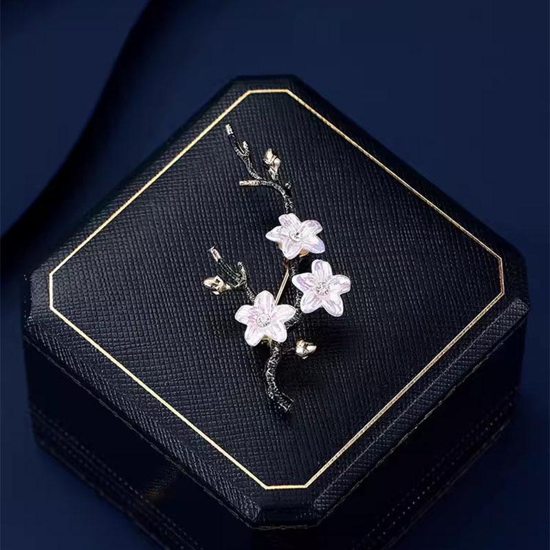 Elegant Retro Plum Blossom Brooch: High-End Women's Cheongsam Floral Pin Accessory