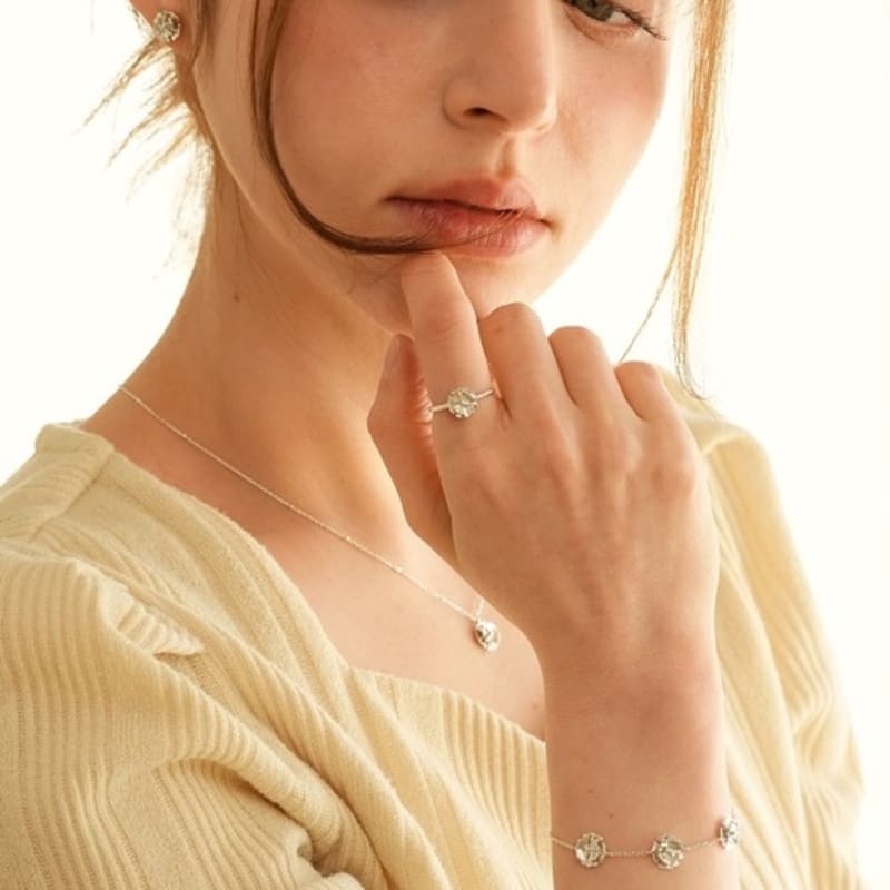 BELLOOGGI Lisianthus bracelet (triple)