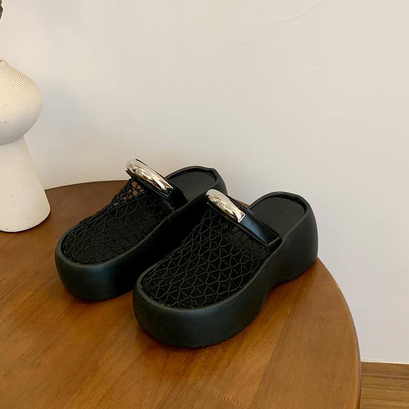 

Сетчатые полые тапочки-полушлепки женские летние 2025 новые маленькие на толстой подошве с увеличением высоты с юбкой прохладные тапочки 40