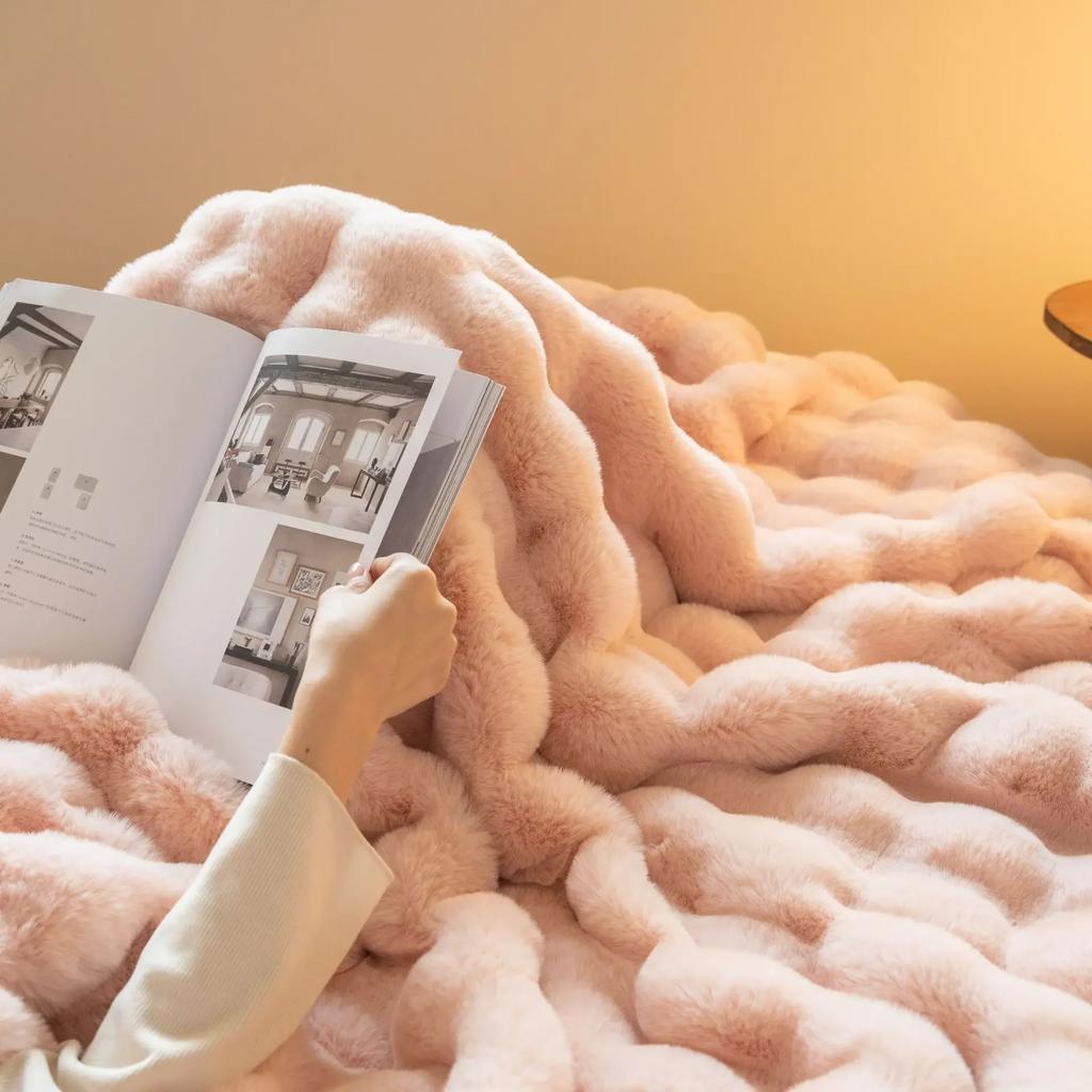 Luxury Soft Faux Fur Throw Blanket Fuzzy Plush Bedspread on the bed plaid sofa cover blankets and throws for living room bedroom