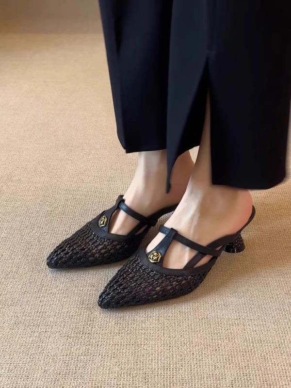 

Модная обувь Ажурные каблуки Женские тапочки Шлепанцы С закрытым носком 2025 Остроносые Цветочные Сандалии Остроносая обувь Женские тапочки Ажурные 35