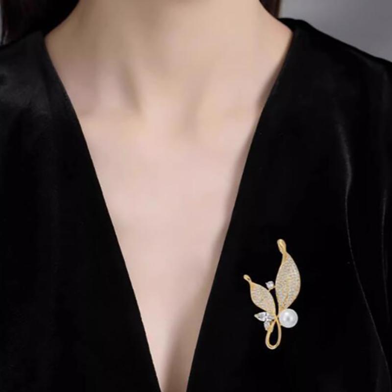 Luxury Leaves Brooch Simple Temperament Pearl Metal Corsage Accessories Anti Fading Brooch Coat Collar Pin Jewelry