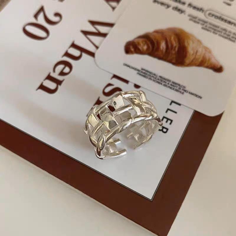 Xiaohongshu S925 Sterling Silver Women's Luxury Ring - Niche Design, Non-Fade Index Finger Fashion.