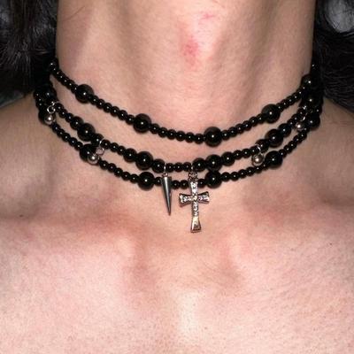 Collana a Croce Multi-strato Gotica con Design Retrò