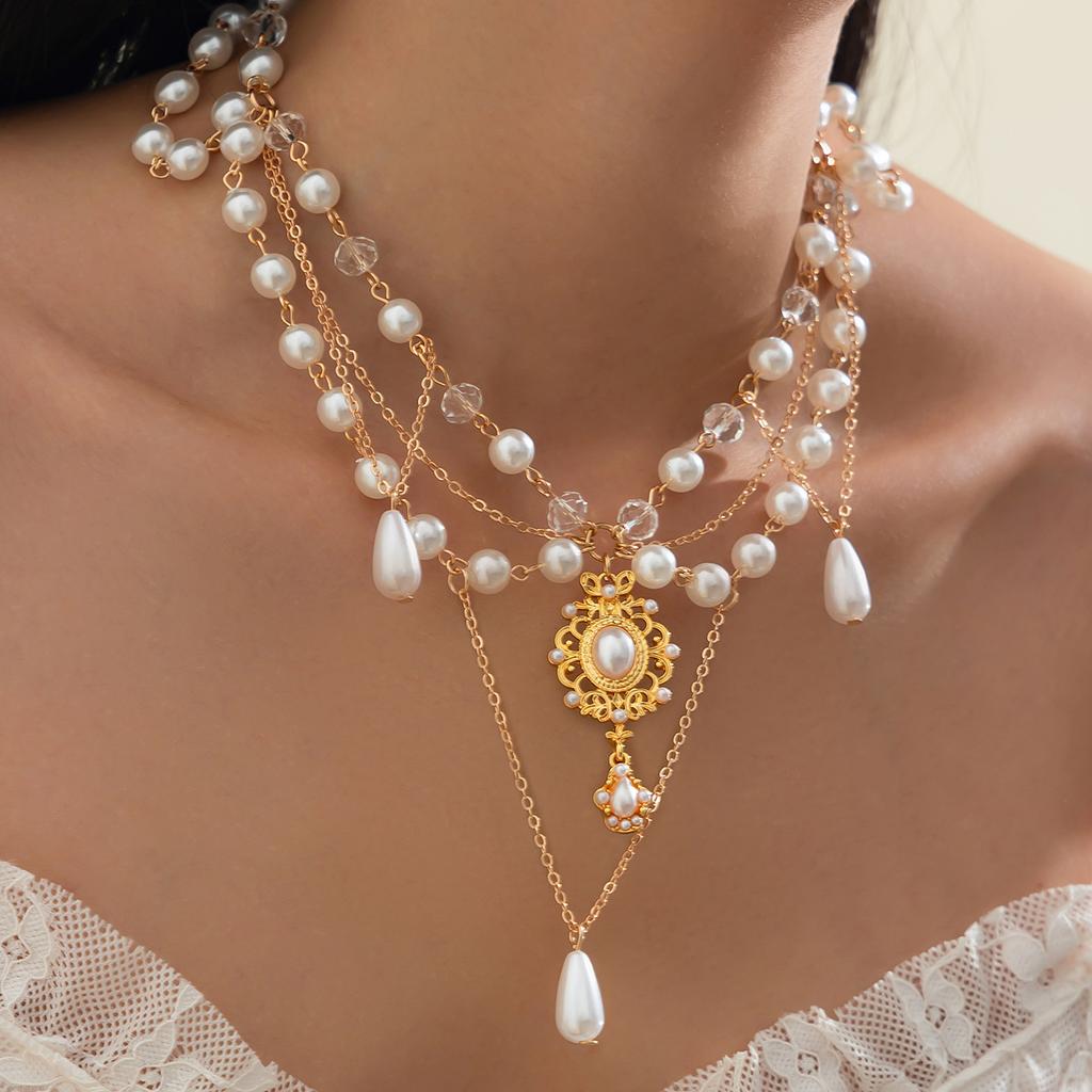 Holiday Style Sweet Spice Girl Strawberry Butterfly Necklace Female, Niche Temperament Imitation Pearl Tassel Necklace