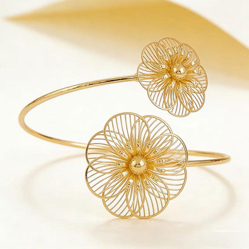 Elegant European-American Floral Metal Armband: Adjustable Fashion Bracelet