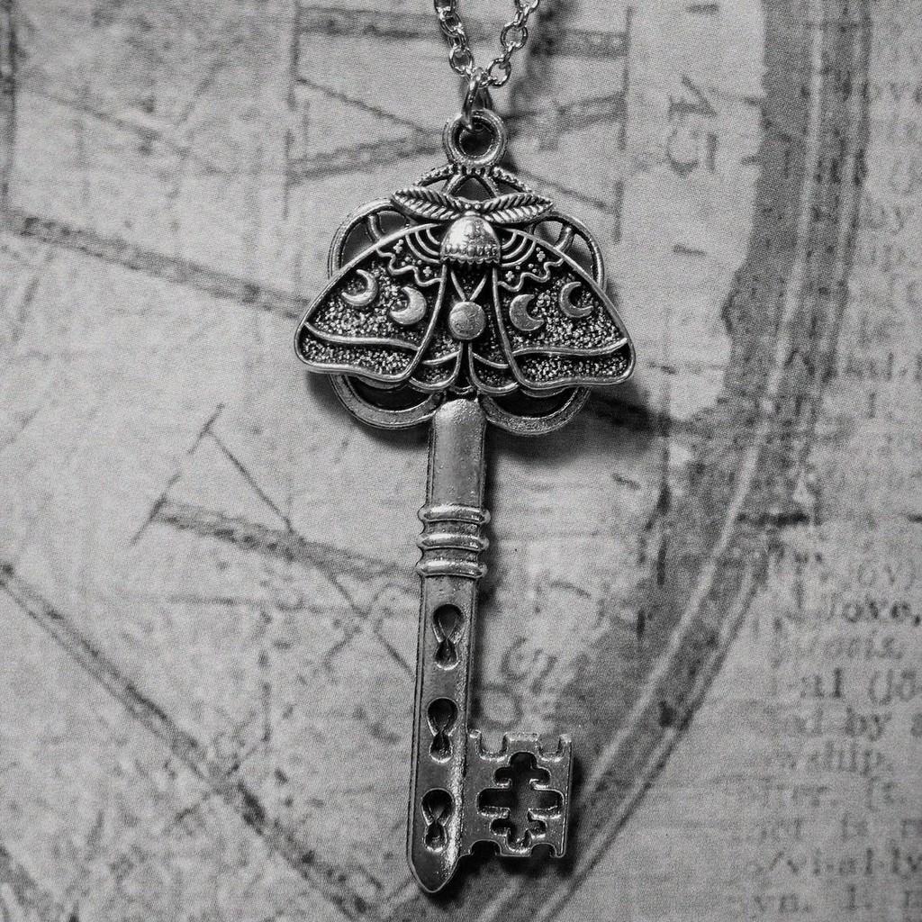 Modern Gothic Skull Key Necklace With Zinc Alloy Pendant For Women