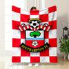 Raudonas ir baltas languotas fonas su centriniu Southampton FC emblema. visiems metų laikams skirta pietų pertraukos užtiesalo dovana