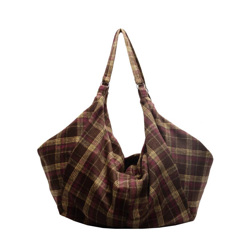 Fashionable Large-capacity Commuter Shoulder Bag with An Underarm Tote Design