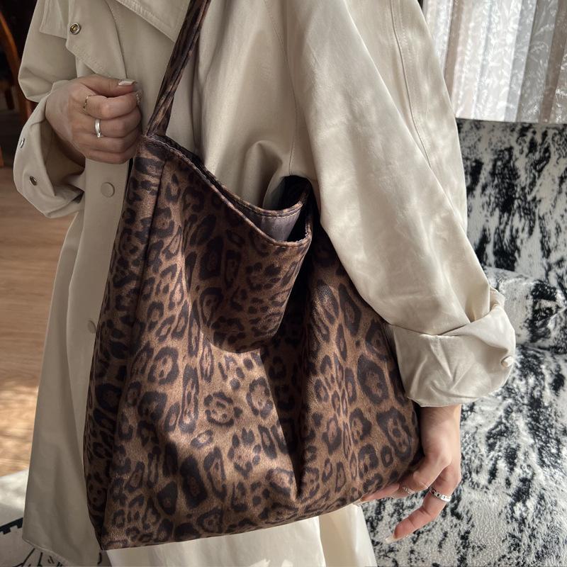 Korean leopard print tote bag women's 2025 new retro large-capacity shoulder bag fashion casual commuter armpit bag