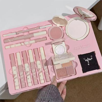 Set Trucco Include 4 Lucidalabbra, 1 Olio Labbra, 1 Crema Labbra, 1 Eyeliner, 1 Mascara, 1 Matita Sopracciglia, 1 Fard, 1 Illuminante, 1 Ombretto, 1 Cipria Compatta
