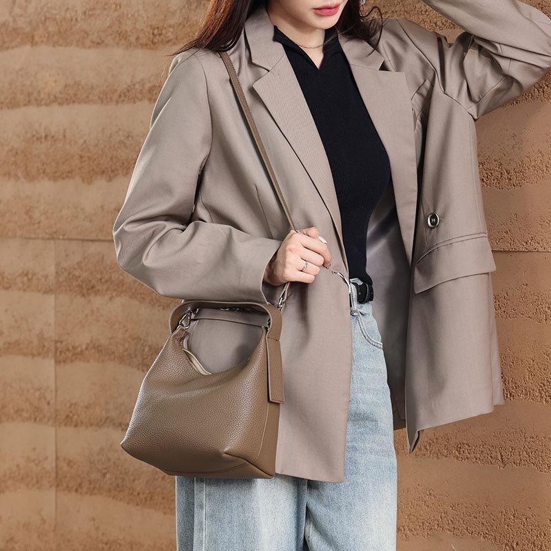 Commuting Versatile Bucket Bag Crossbody Bag Lychee Leather Fashionable Hand-held Leather Women's Bag Magnetic Button Simple Bag