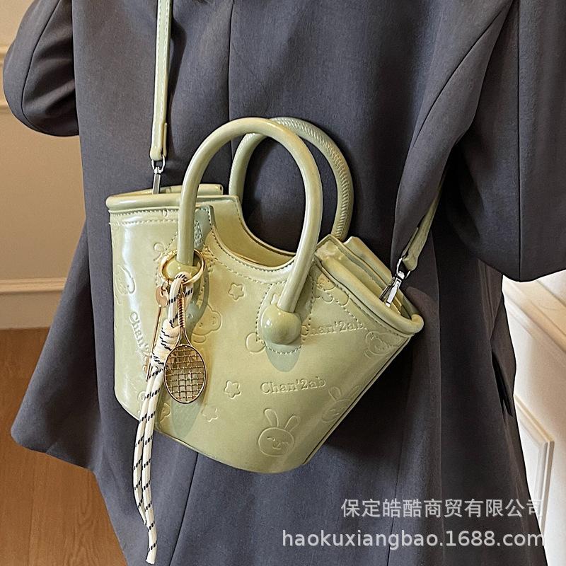 Premium hand bucket bag 2025 spring new fashion simple versatile shoulder bag trendy casual messenger bag