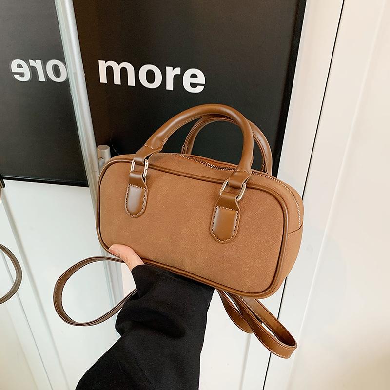 Hand Carrying Retro Bowling Bag Women's 2025 Winter New Fashion Casual Shoulder Bag Niche High-end Messenger Bag