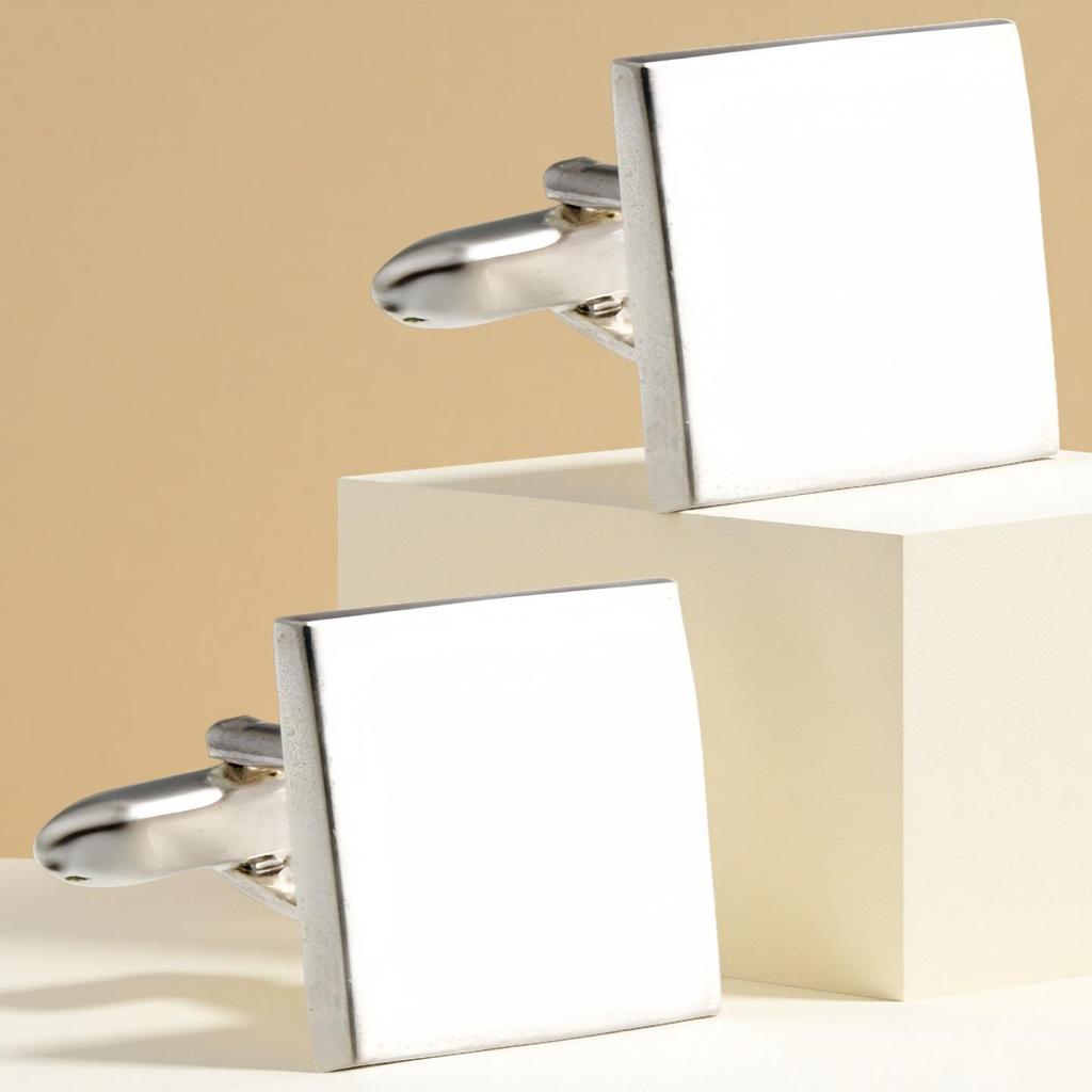 V-förmige Metallmanschettenknöpfe mit lasergraviertem Logo und gebürsteter Oberfläche