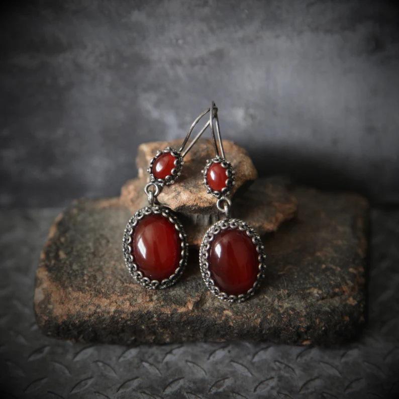 He Cheng Retro Baroque Red Stud Earrings for Women - Elegant Long Dangle Design