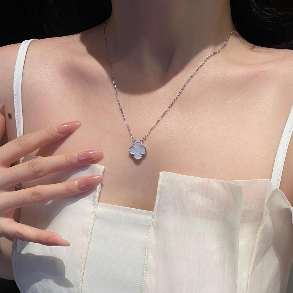 Vergoldetes Kleeblatt-Halskette für Damen: Chalcedon & Perlmutt