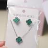 Set di Orecchini a Bottone e Collana con Quadrifoglio Fortunato - Versatile e Stiloso.