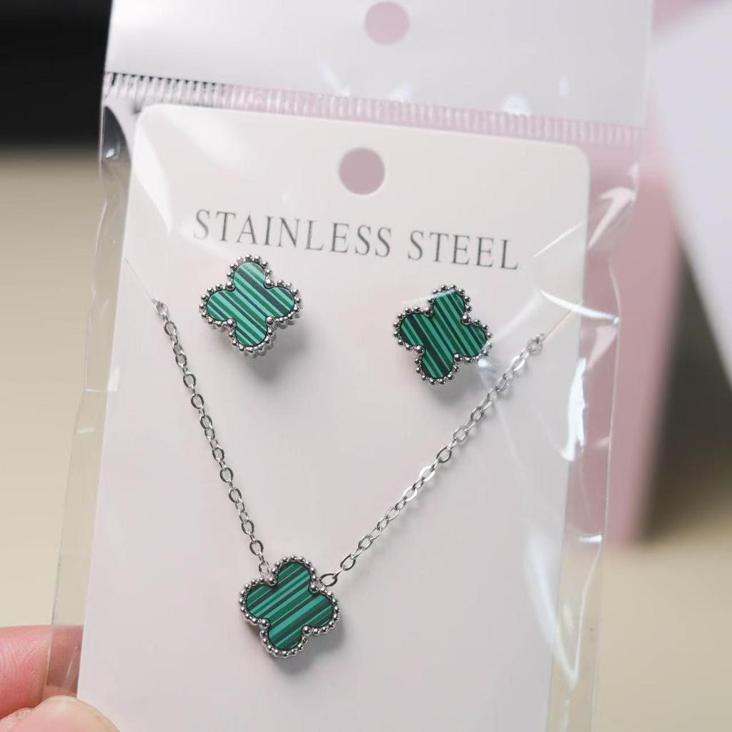 Set di Orecchini a Bottone e Collana con Quadrifoglio Fortunato - Versatile e Stiloso.